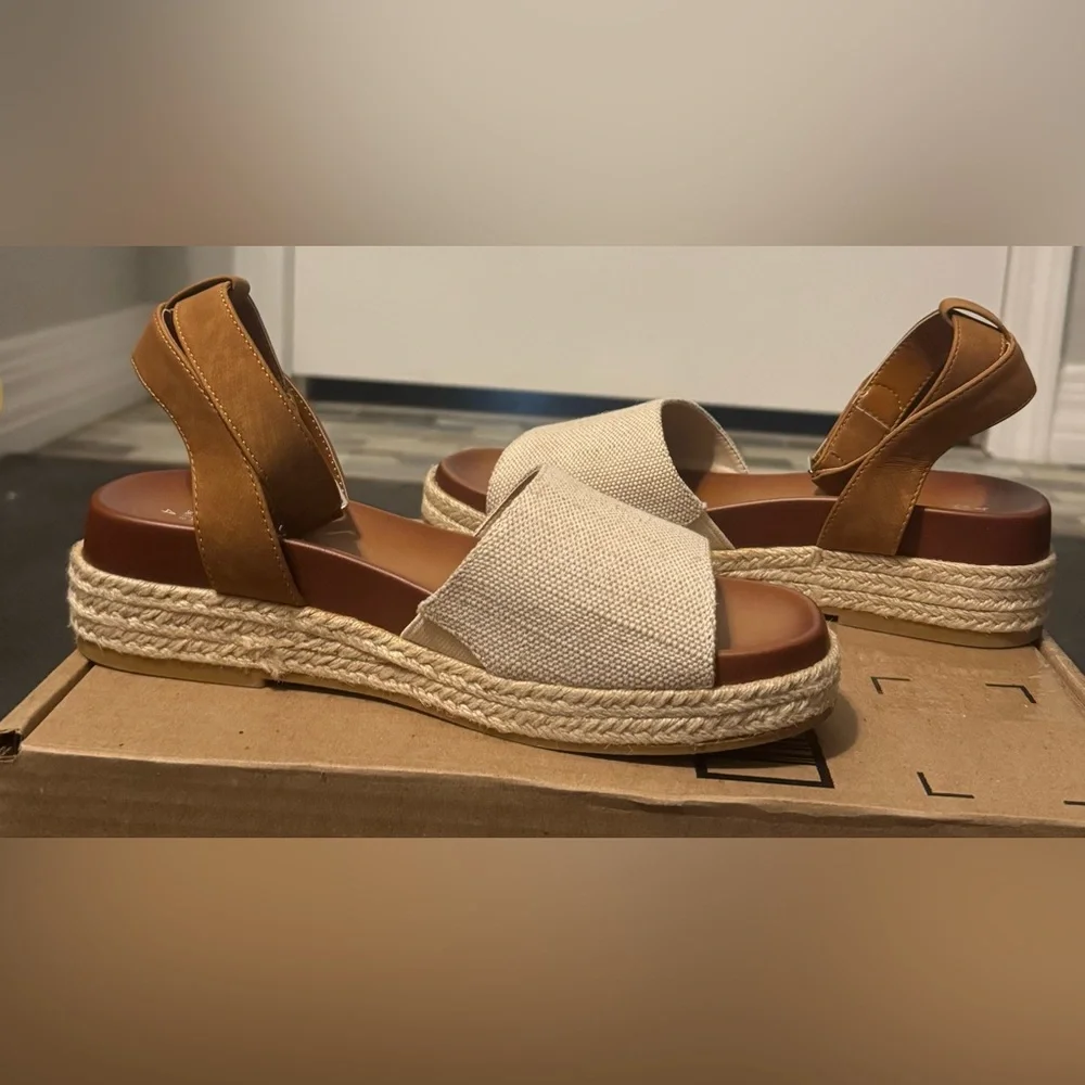 Dream Pairs girls Tan and Cream Wedge Sandals. - Picture 6 of 7